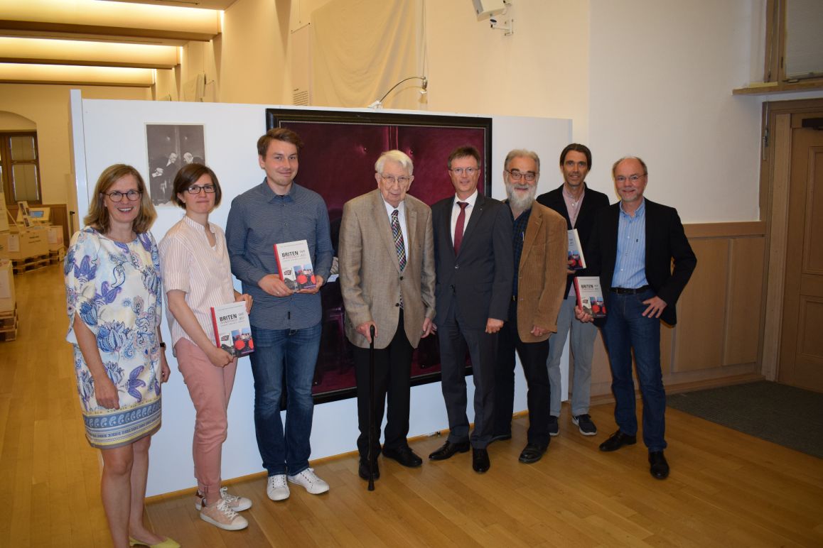 Auf dem Bild von links nach rechts: Kirsten John-Stucke (Leitung des Kreismuseums Wewelsburg), Kerstin Schulte (Beiträgerin), Florian Staffel (Hrsg.), Friedrich Gerhard Hohmann (Hrsg. Der Reihe „Studien und Quellen zur westfälischen Geschichte“), Burkhard Schulze (Sparkasse Paderborn-Detmold), Fred Kaspar (Beiträger), Andreas Neuwöhner (Hrsg.), Ulrich Harteisen (Beiträger).